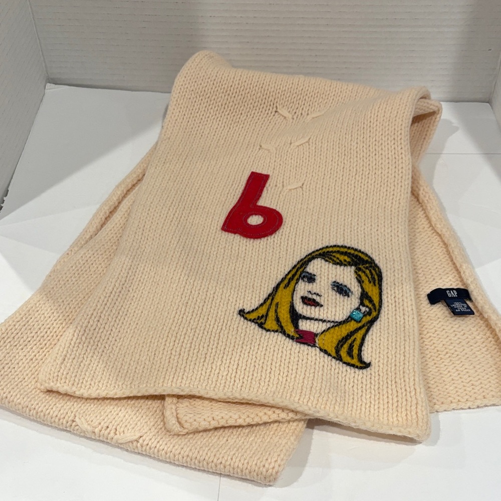 Vintage GAP Cream Knit Scarf with Graphic Design